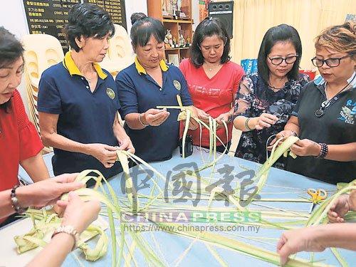 中国侨网活动现场,大家制作海南传统糕点“笠(又称海南粽子)”。(马来西亚《中国报》)