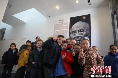 中国侨网西班牙马拉加市民参观齐白石书画艺术。主办方供图