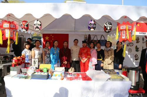 中国侨网驻吉尔吉斯斯坦使馆参加慈善义卖。