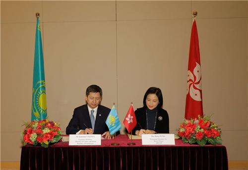 中国侨网香港特区政府民政事务局常任秘书长冯程淑仪(右)与哈萨克斯坦文化体育部官员瓦里耶夫21日就两地文化合作签订谅解备忘录(香港特区政府新闻处供图)