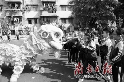 中国侨网莞城步步高小学的学生在欣赏醒狮表演。南方日报记者 孙俊杰 通讯员 陈灿荣 摄