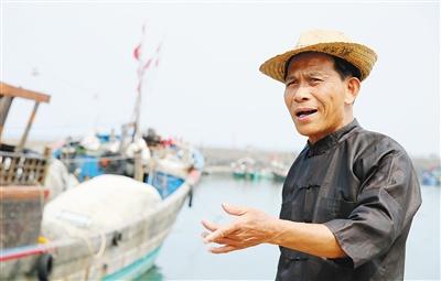 中国侨网3月22日，戴志勇在渔港练唱哩哩美。 本报记者 苏晓杰 摄