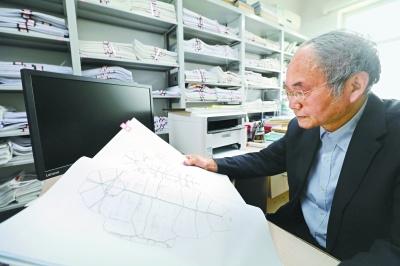 中国侨网黄天树教授整理甲骨文摹本。本报记者 饶强摄