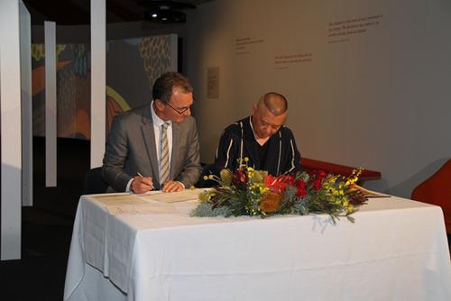 中国侨网郭德纲与澳大利亚国家博物馆馆长马修-特林卡在签约仪式上。  李锋摄