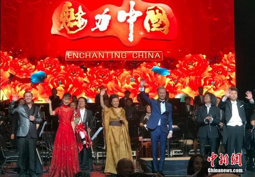 中国侨网当地时间3月29日晚,中国广播民族乐团“魅力中国”美国巡演在洛杉矶杜比剧院精彩登场,这是中国民乐首次在位于好莱坞心脏地带的杜比剧院举行专场演出。图为演出结束后,演员向全场起立鼓掌的中美两国观众们挥手致意。 中新社记者 张朔 摄