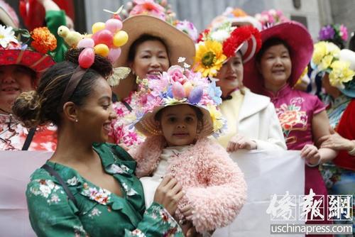 中国侨网可爱宝宝盛装出席帽子游行。(美国《侨报》/陈辰 摄)