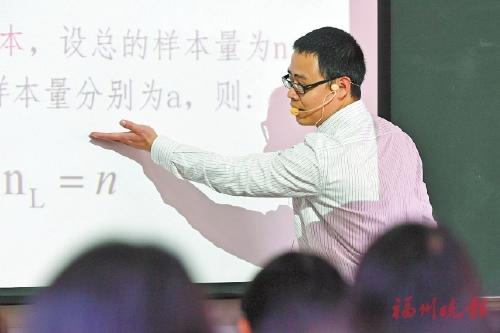 中国侨网福州外语外贸学院，台湾教师陈昭志正在上课。