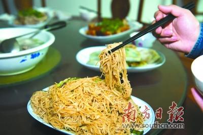 中国侨网炒面线是汤南镇乃至丰顺县县城周边地区人们嫁娶、生日、乔迁等喜庆宴会上必不可少的一道可口菜。