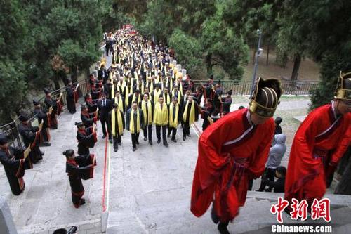 中国侨网 4月4日,戊戌年春季祭孔大典在山东曲阜尼山孔庙举行。图为祭祀者在身着汉代服饰的司礼官导引下,拾级而上,依次步入大成殿祭拜孔子。 沙见龙 摄