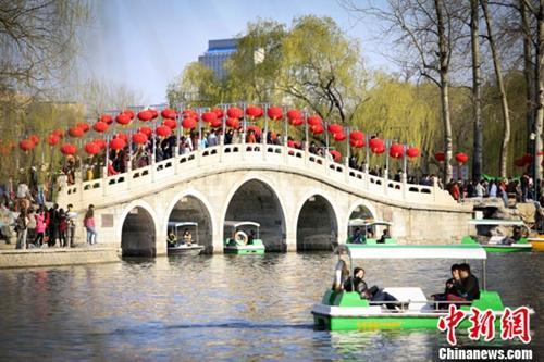 中国侨网资料图:清明假期北京市民赏春光。中新社发 杨阳 摄