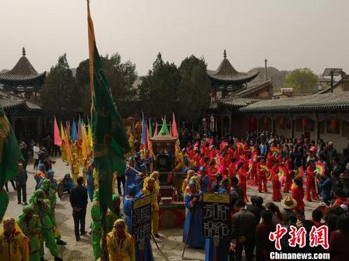 中国侨网4月4日，中国历史文化名镇甘肃榆中县青城镇举行一年一度的“城隍出府”大型民俗活动。　杨娜　摄