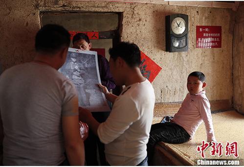 中国侨网游客在莫言旧居参观。 中新社记者 刘关关 摄