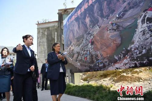 中国侨网图为诗琳通参观北川老县城鸟瞰图。 张浪 摄