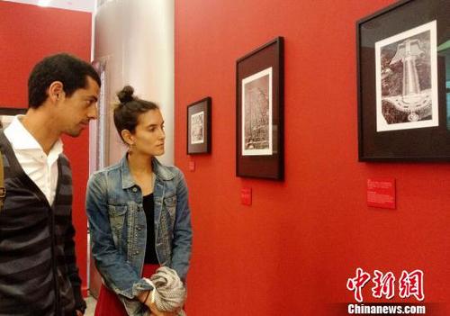 中国侨网外国游客在欣赏“飞越中国”摄影展 。　尹海明　摄