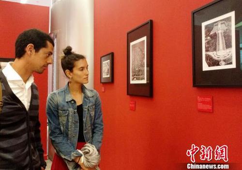 中国侨网外国游客在欣赏“飞越中国”摄影展 。 尹海明 摄