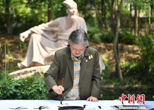 中国侨网诗琳通用中文写下“苏门出才子”。 张浪 摄