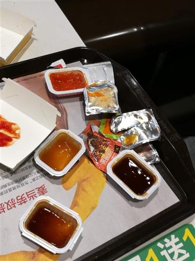 中国侨网有食客用完餐，网红酱只尝了一点点。