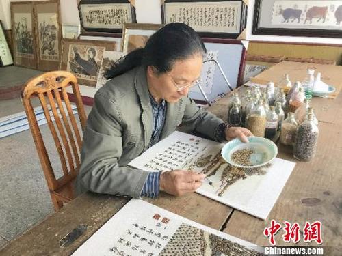 中国侨网鑫田粮艺传承人潘德贵正细心地制作粮食画作品《春耕》。 杨勇 摄