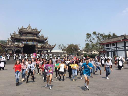中国侨网代表团与都江堰学生开展“熊猫”快闪活动