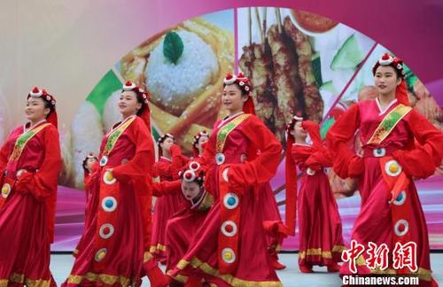 中国侨网图为民族舞蹈表演。　林艳华　摄