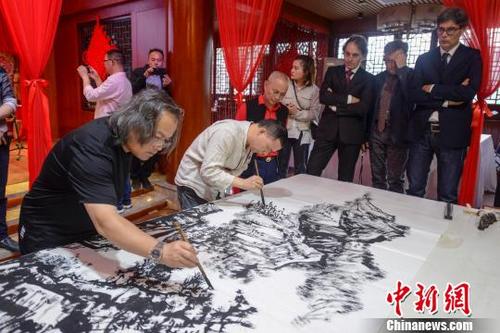 中国侨网意大利艺术家围观中国艺术家作画。　杨华峰　摄
