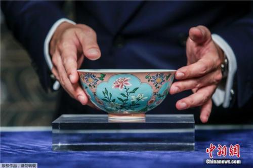 中国侨网资料图：清康熙御制粉红地珐琅彩开光花卉碗在进行拍卖。