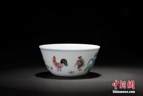 中国侨网资料图：景德镇瓷器鸡缸杯。（中新社记者 鲍麟 摄）
