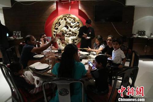 中国侨网艾西瓦娅带着一家八口到中餐馆享用晚餐　蔡敏婕　摄
