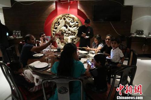 中国侨网艾西瓦娅带着一家八口到中餐馆享用晚餐 蔡敏婕 摄