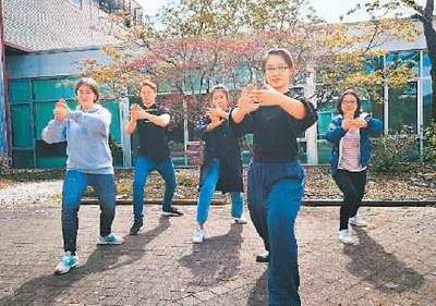中国侨网波尔多高等商学院张丰一开设太极课堂。(本版照片均由受访者提供)