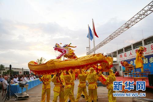 中国侨网10日，在位于南苏丹首都朱巴的联合国营地，文化演出在舞龙表演中拉开序幕。新华网发 王岸鸿摄