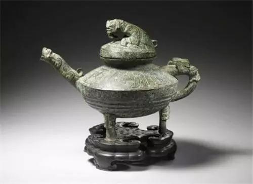 中国侨网4月11日，据今约3500年的稀有西周青铜器虎鎣(yíng)在英国东部市镇坎特伯雷的拍卖行进行拍卖。（图片来源：英国《华闻周刊》资料图）