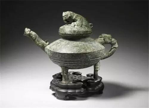中国侨网4月11日,据今约3500年的稀有西周青铜器虎鎣(yíng)在英国东部市镇坎特伯雷的拍卖行进行拍卖。(图片来源:英国《华闻周刊》资料图)