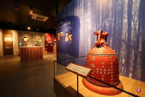中国侨网文物馆内展览了1880年由梅氏族人捐赠给广福古庙的一口铜钟。(新加坡《联合早报》/陈斌勤 摄)