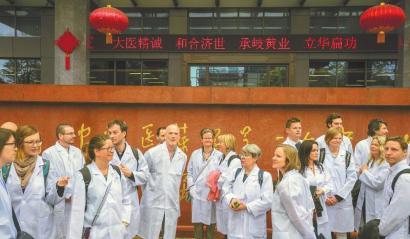 中国侨网来自全世界不同国家的医生和留学生来到有“中医之乡,中药宝库”之称的天府四川,学习中医理论和医术,深入了解和感受中医文化。