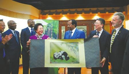 中国侨网竹编《国宝图》赠予喀麦隆总统。