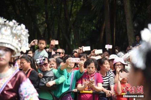 中国侨网市民在热闹的活动现场拍照。王以照 摄
