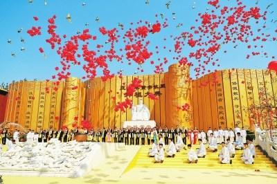 中国侨网4月18日农历三月初三,戊戌年黄帝故里拜祖大典在新郑市举行。本报记者董亮杜小伟摄