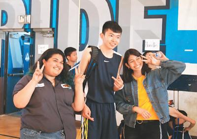中国侨网图为篮球友谊赛时中美小朋友合影