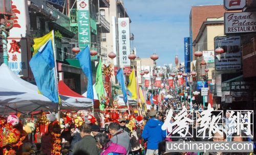 中国侨网旧金山中国城新年花会亮丽登场年味浓郁。(美国《侨报》)
