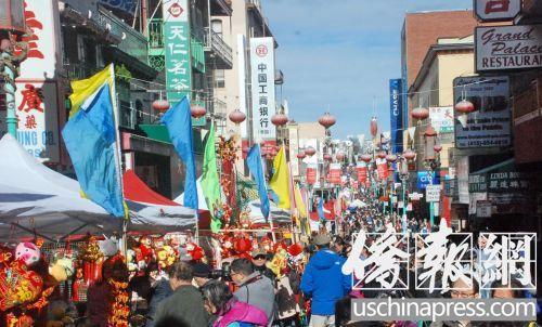 中国侨网旧金山中国城新年花会亮丽登场年味浓郁。（美国《侨报》）