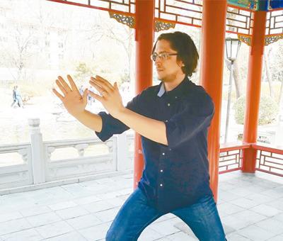 中国侨网2018年3月，皮埃罗·切拉罗斯在人民日报社的金台园里打太极拳。 　　本报记者 王斯雨摄