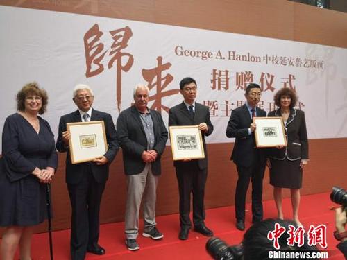 中国侨网美国空军航空部队飞行员乔治?韩伦(George A. Hanlon)中校的子女带着15幅由延安鲁迅艺术学院版画名家创作于上世纪40年代的木刻版画和版画背后的故事,回到中国。 陈静 摄