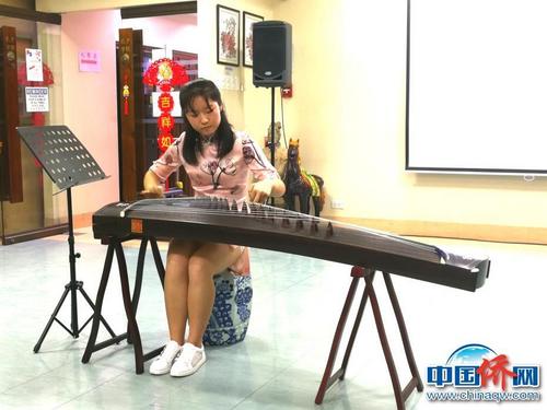 中国侨网17岁旅菲新侨少女严文君弹奏《临安遗恨》。 关向东　摄