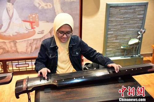 中国侨网外国留学生弹古琴。　钟欣　摄