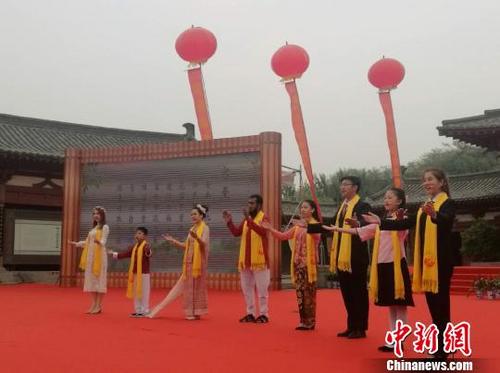中国侨网  图为来自当地高校的110名留学生代表当日登台齐诵杜诗，表达对“诗圣”杜甫的敬意。　　刘鹏　摄