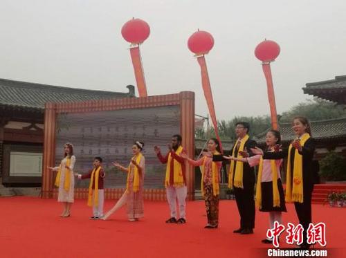 中国侨网 图为来自当地高校的110名留学生代表当日登台齐诵杜诗,表达对“诗圣”杜甫的敬意。 刘鹏 摄