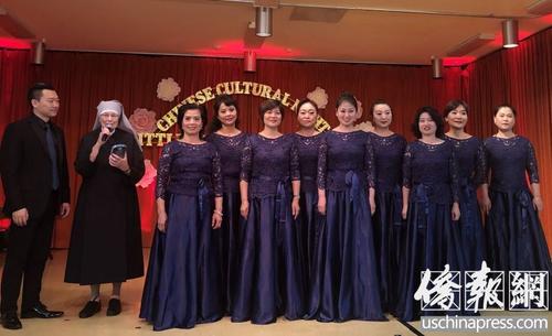 中国侨网合唱团的美女们在老人院演唱《茉莉花》。(美国《侨报》)
