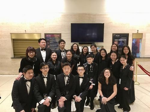 中国侨网美国新泽西州华音青少年合唱团团员应邀参加于纽约林肯中心举行的联合音乐会。（美国《世界日报》/华音青少年合唱团供图）