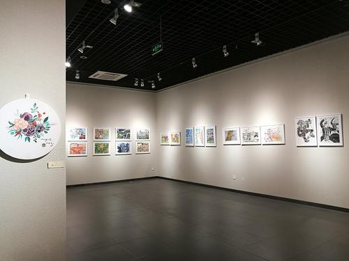 中国侨网中日友好儿童绘画展部分展厅。